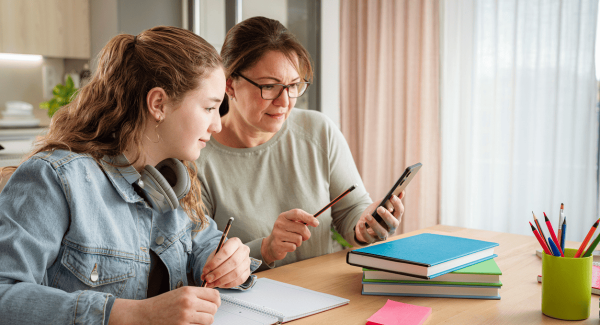 parent-and-student-get-electronic-message-from-school